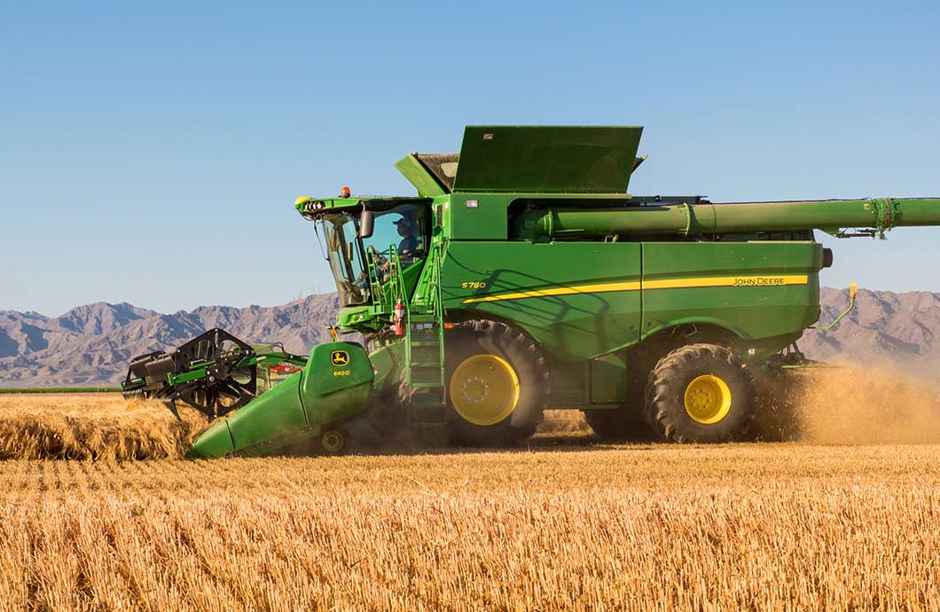 John Deere S780 Combine