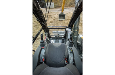 The 7" touch screen colour display in the Liebherr R 926 Compact’s comfortable and spacious cab gives the operator optimal setting, monitoring and control options.