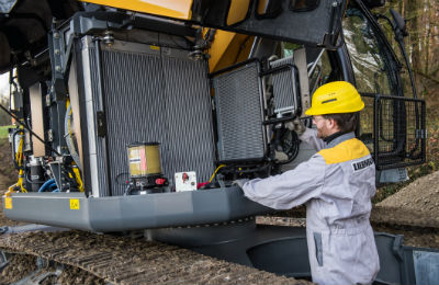 Inspection of the standard fully-automatic centralised greasing system and radiator of the new Liebherr compact excavator.