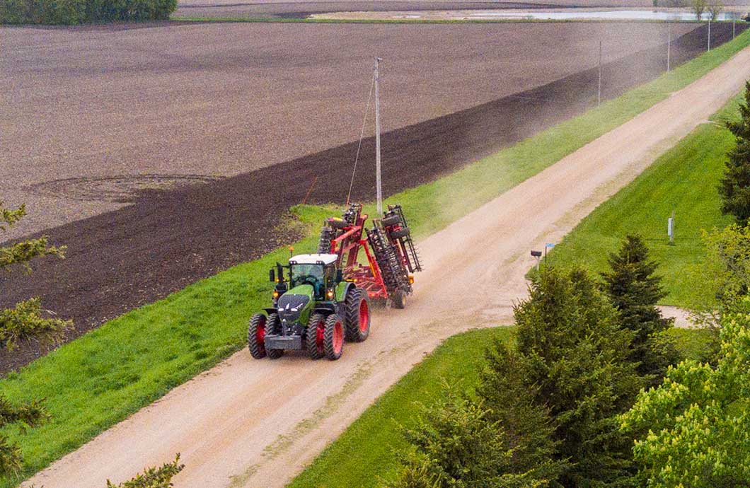 Fendt 1042 with Sunflower 6830 Tillage